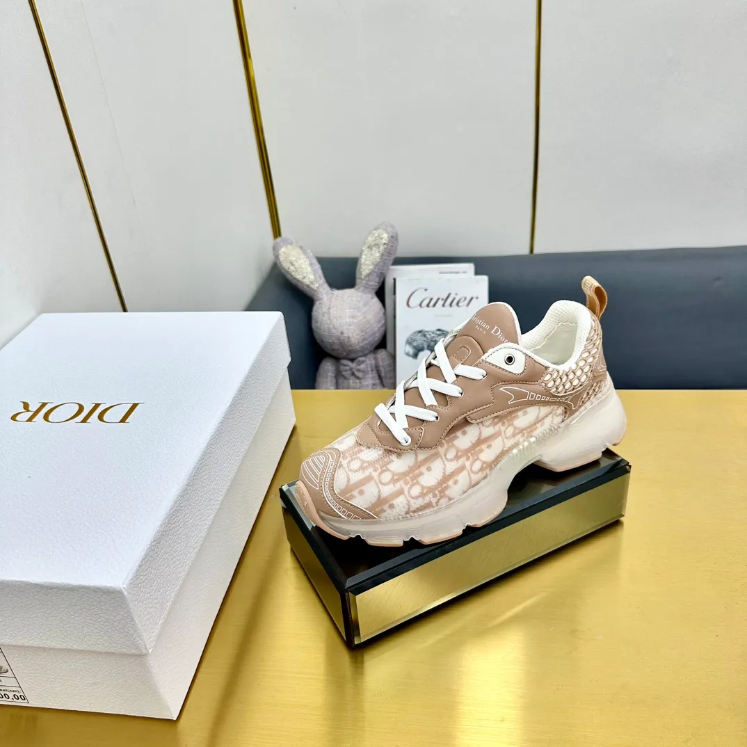 👟👟Ex-factory price 700👟👟 Top version 🌟🌟Dior 2024 spring and summer catwalk new style Vibe iconic fashion modern sports dad shoes CD letter logo Oblique printed pattern lace-up color-blocking thick-soled running shoes Stars' same jelly color casual women's shoes The top high-end version on the market Material: The upper is made of special technology with mesh fabric spliced with metal cowhide + environmentally friendly breathable fabric lining + original molded Tpu combination outsole. Bottom thickness: 4CM Size: 35-40 standard code (34.41 customization is not returnable)